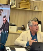 Dr. Leandro em atendimento no consultório da LS Clinic